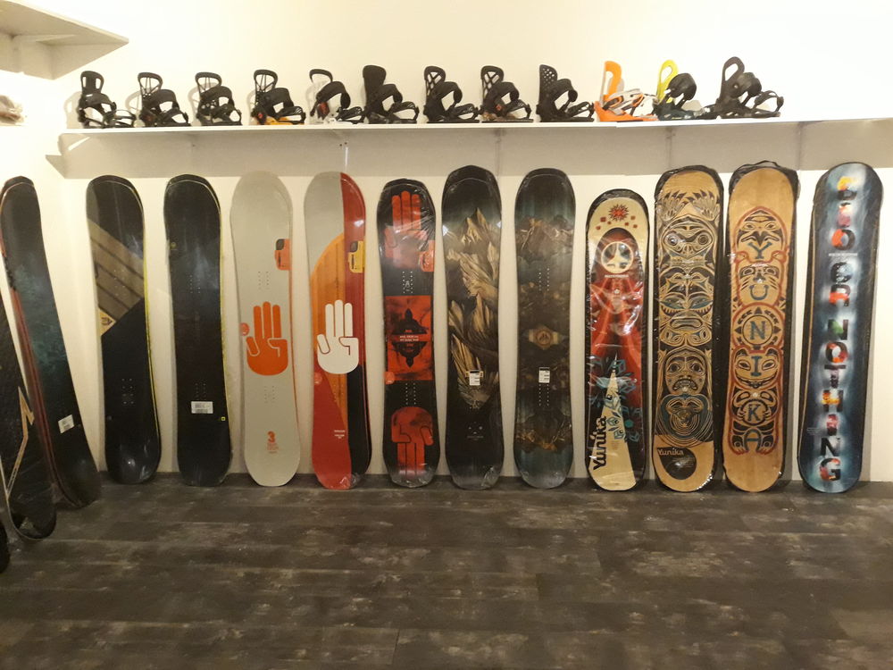 Plusieurs snowboards neufs et fixations Sports