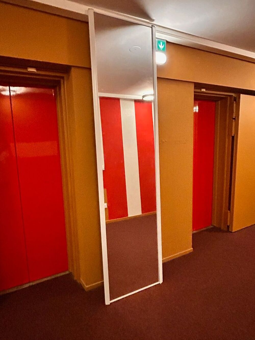 Tr&egrave;s grand miroir mural de 2,46 m&egrave;tres Décoration