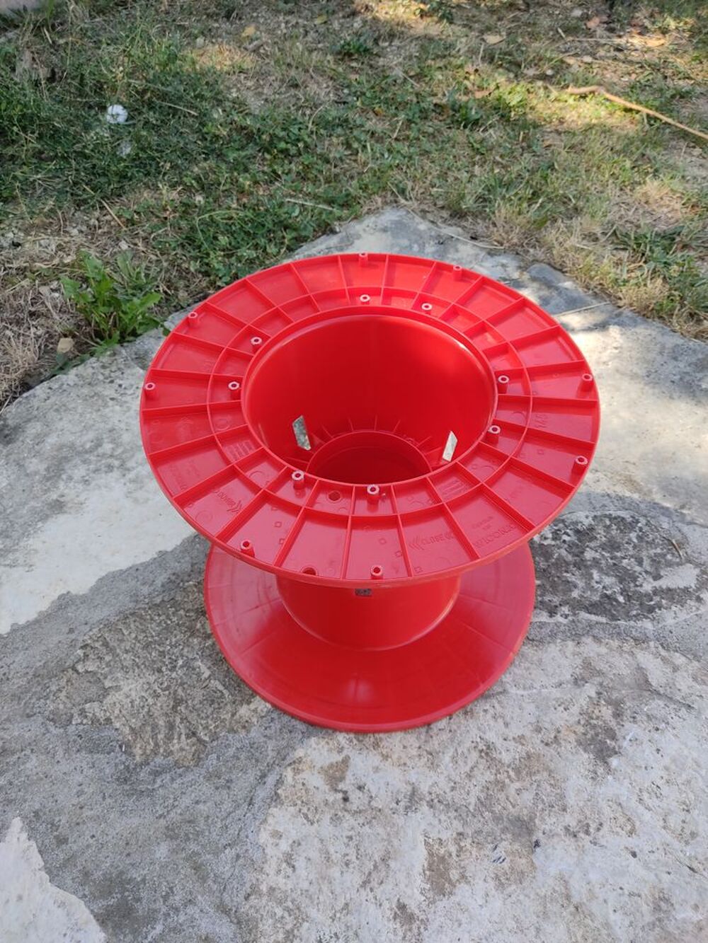 Touret plastique rouge hauteur 32cm Bricolage