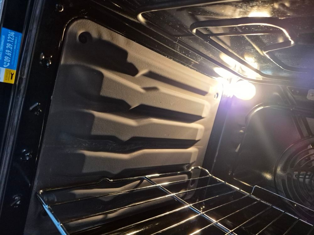 cuisini&egrave;re INDESIT avec 3 plaques &agrave; induction Electrom�nager