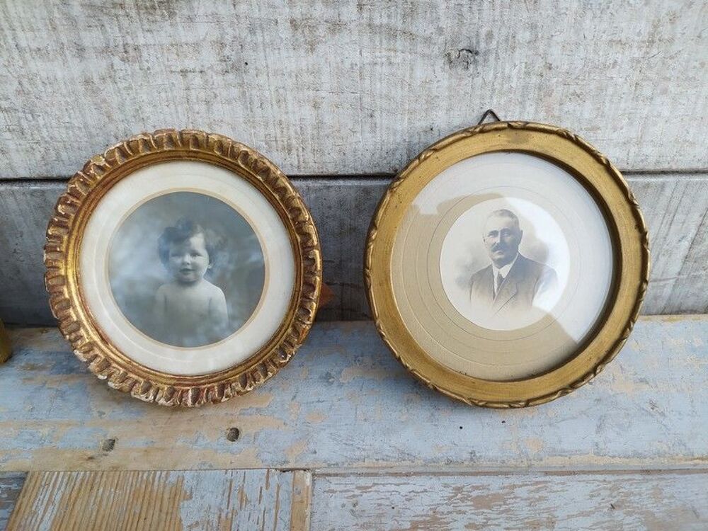 Deux Anciens Petits Cadres Photos Ronds en Stuc Dor&eacute; 
Décoration
