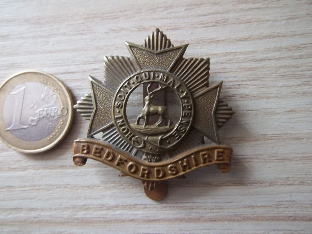 insigne militaire Anglais Cap Badge- Bedfordshire Rgt 