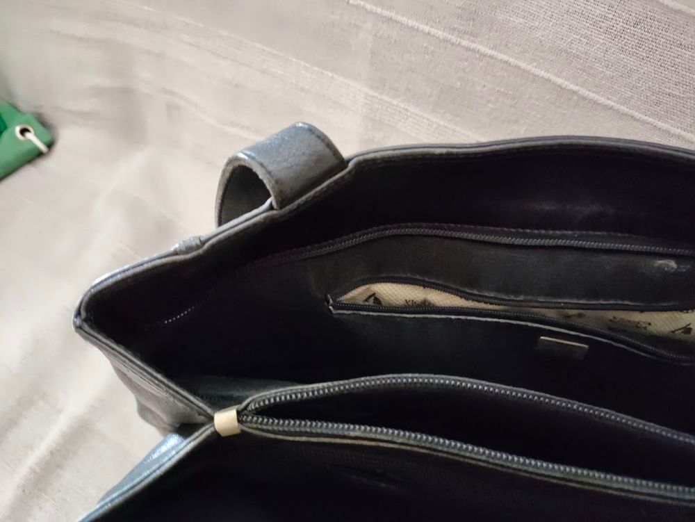 sac &agrave; main en cuir noir long.42 cm-haut.28 cm.&eacute;pais.9 cm Maroquinerie