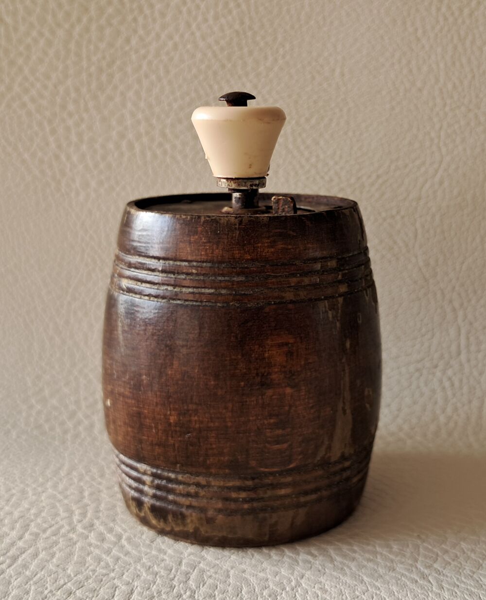 ancien moulin &agrave; poivre en bois en forme de tonneau 
marlux 
