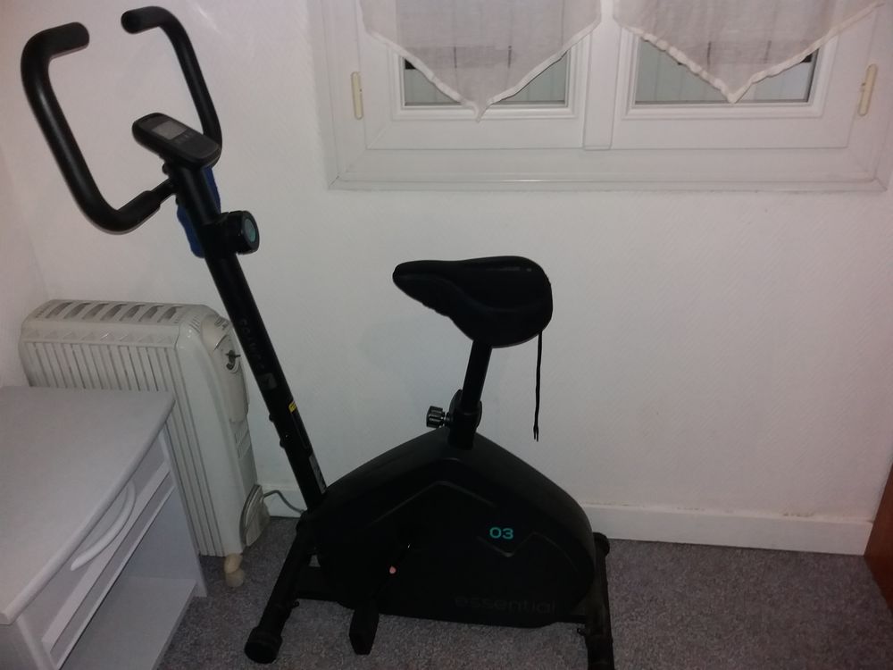 Vend v&eacute;lo d'appartement tr&egrave;s peu servi achet&eacute; chez decatlon Vélos