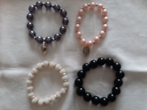 4 bracelets fantaisie fais main sur un élastique 4 Plouvorn (29)