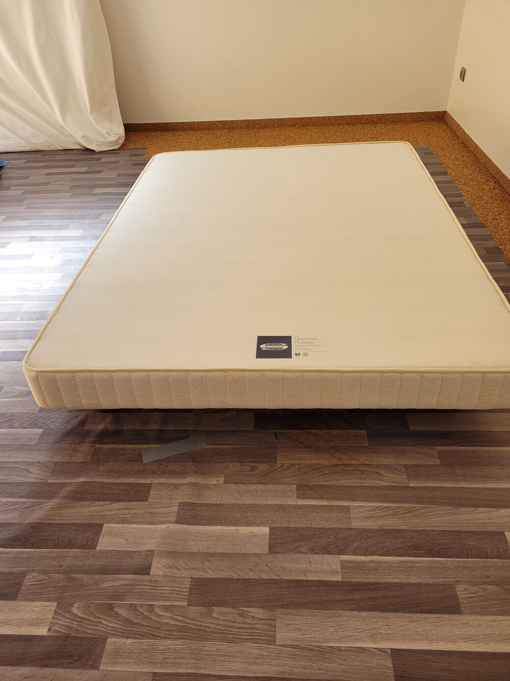 
lit SIMMONS 140x190 + matelas SIMMONS Meubles