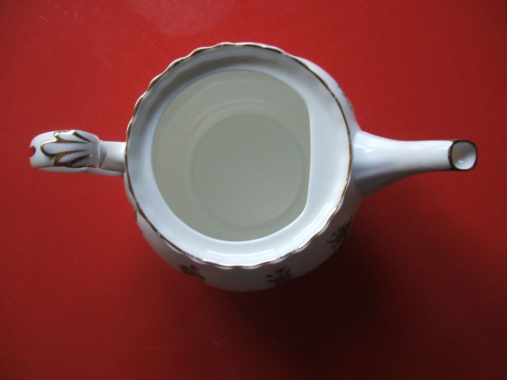 Th&eacute;i&egrave;re porcelaine Anglaise de Royal Albert fleur des mois 