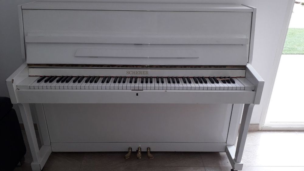 Piano blanc de marque Sherer Audio et hifi