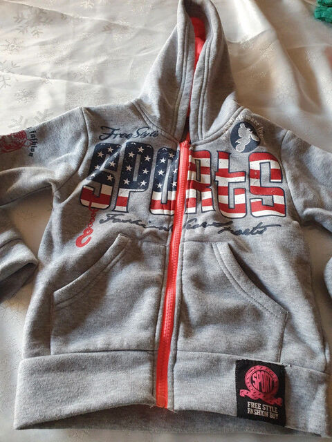 gilet  capuche zipp
4 ans 
gris et rose
3 Aubvillers (80)