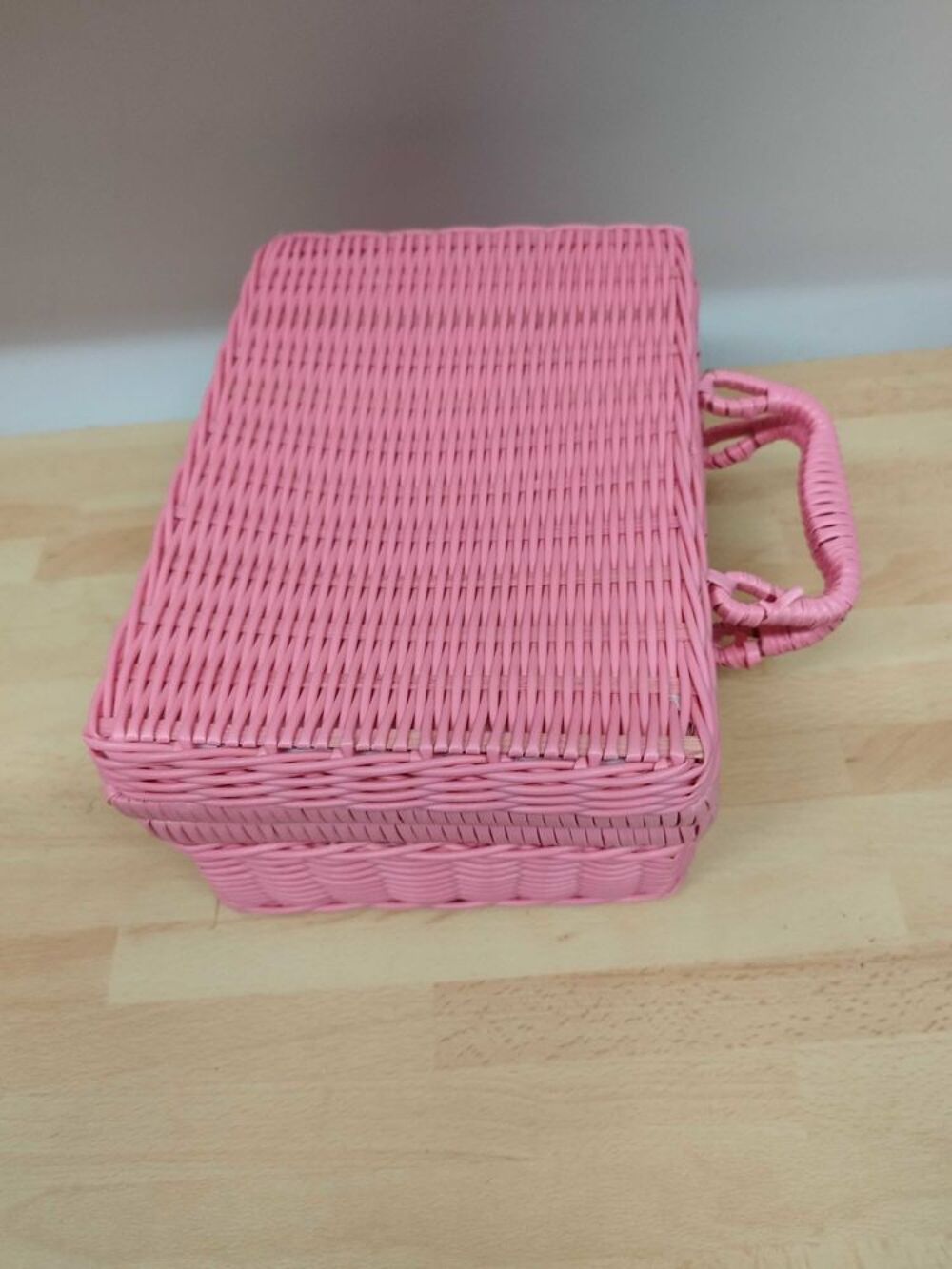 Malette rose en scoubidou
Dimension 25 cm x 18 cm x x 12,5 cm Vêtements