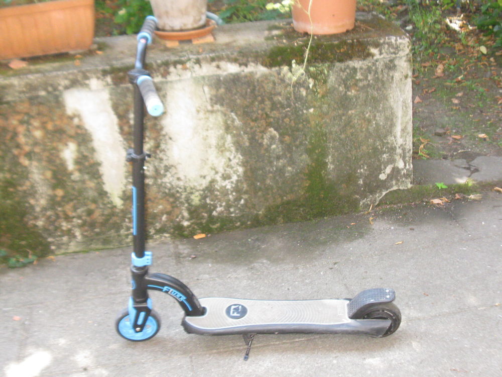 Trottinette &eacute;lectrique batterie/chargeur &agrave; r&eacute;parer. Sports
