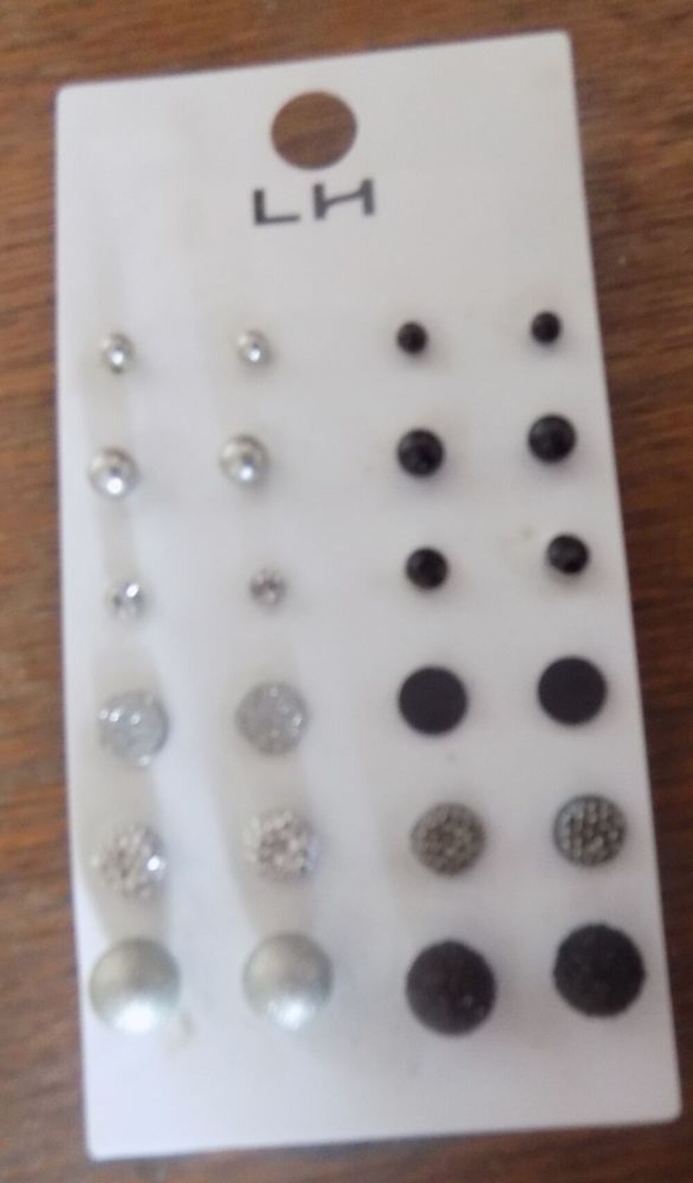 12 paires de boucles d'oreilles Bijoux et montres