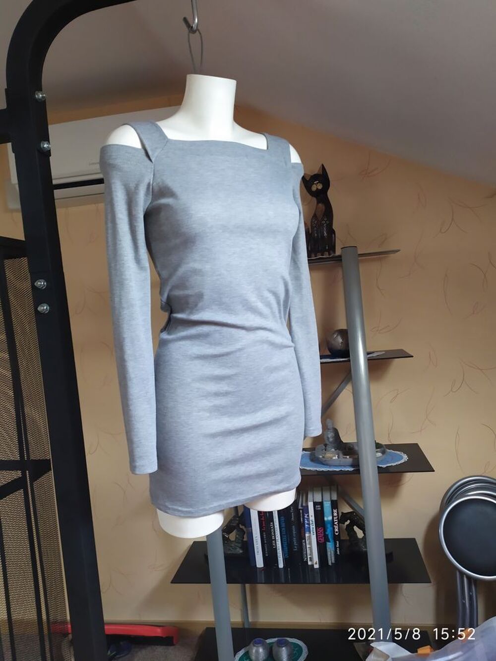 robe grise &eacute;paules nues Vêtements