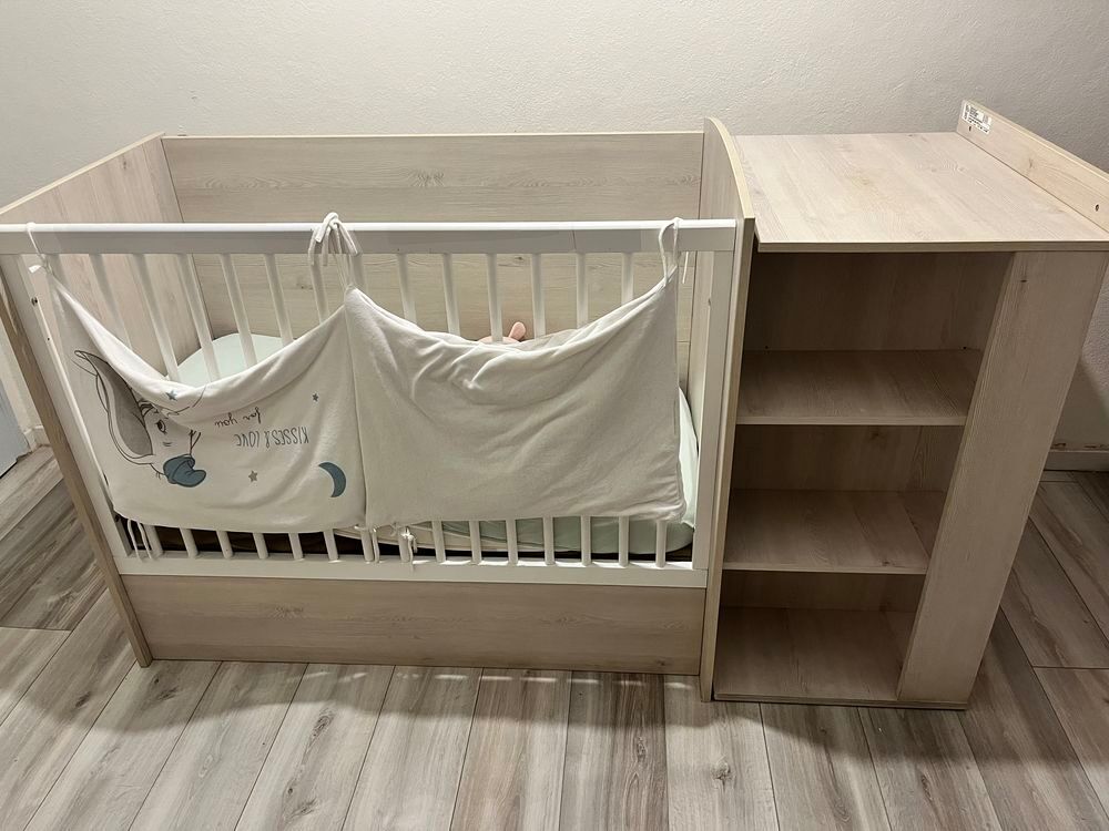 Lit b&eacute;b&eacute; combin&eacute; avec table &agrave; langer et rangement. Mobilier enfants