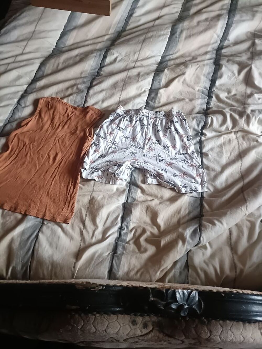 10€ deux ensembles short taille 8 ans Vêtements enfants