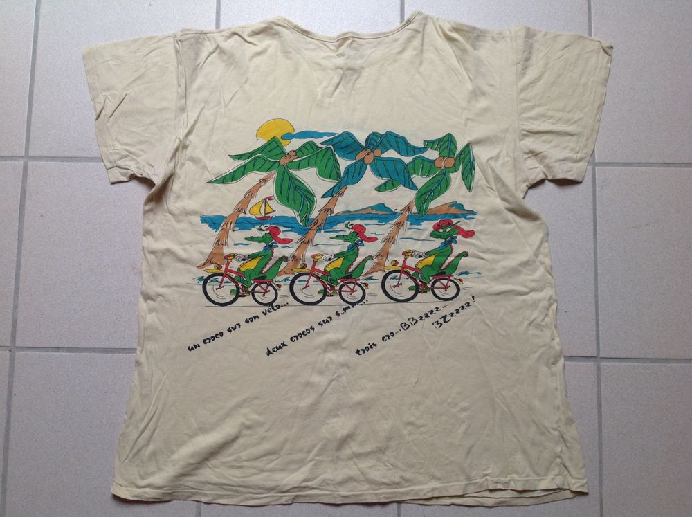 TEE SHIRT JAUNE MOTIF CROCODILE RECTO/VERSO Envoi Possible
Vêtements