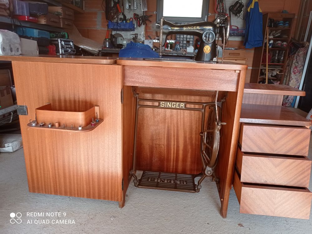 Machine &agrave; coudre SINGER avec meuble Meubles