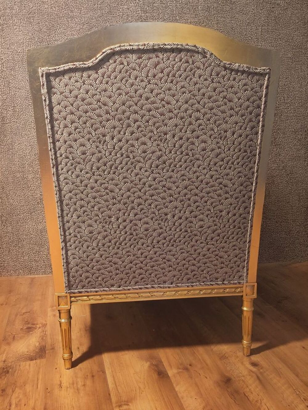 Fauteuil de style Louis XVI dor&eacute; &agrave; la feuille d'argent Meubles