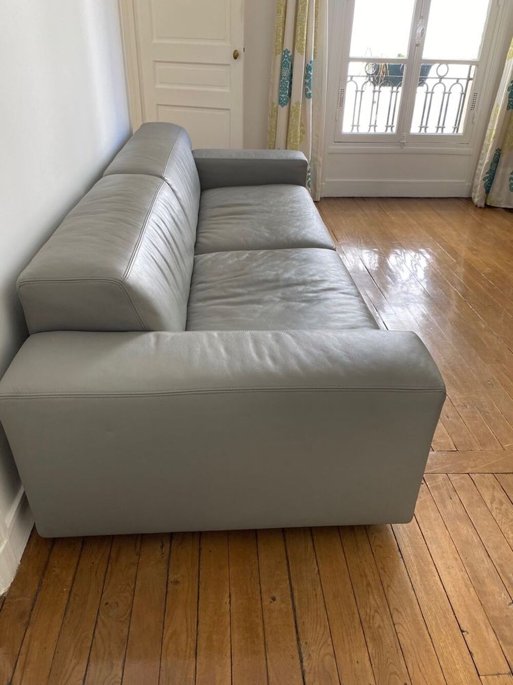 Canap&eacute; en cuir gris Steiner ? design par Eric Gizard Meubles
