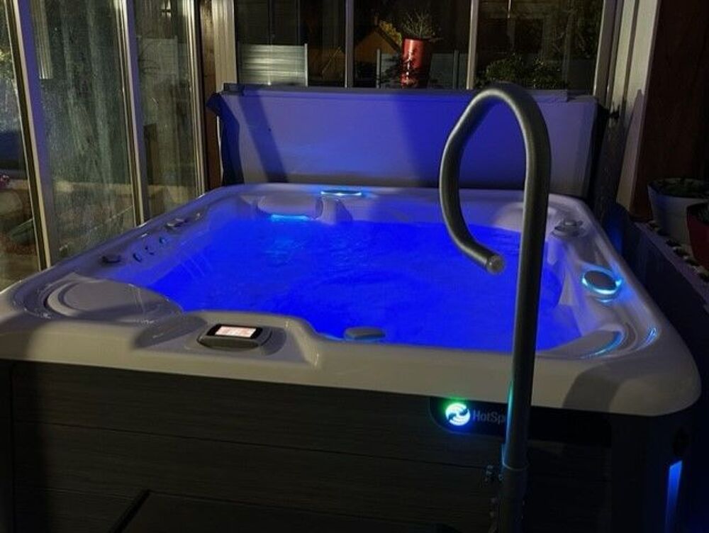 jacuzzi HOTSPING 6 places Sovereign Jardin