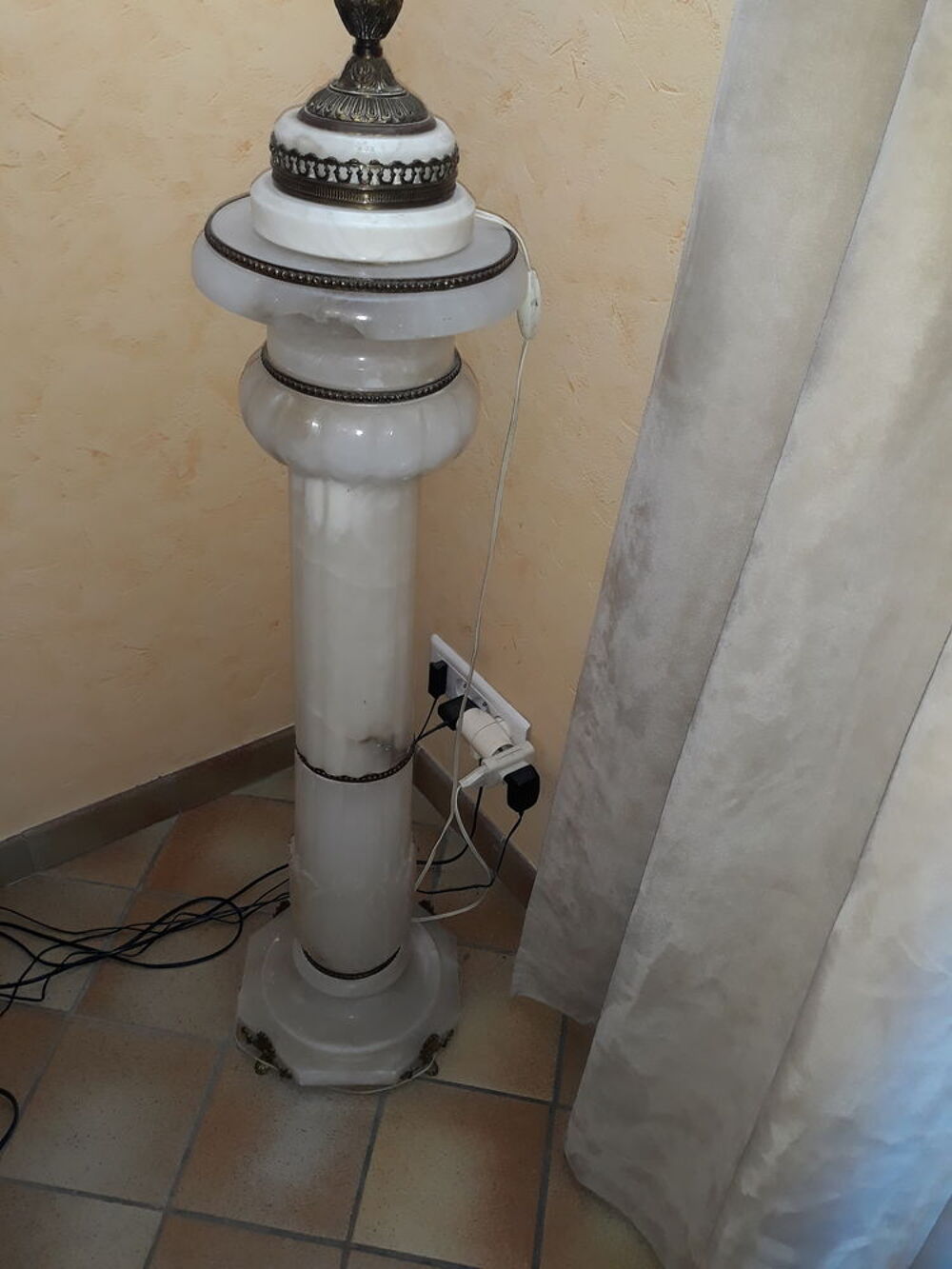 colonne et lampe alb&acirc;tre Décoration
