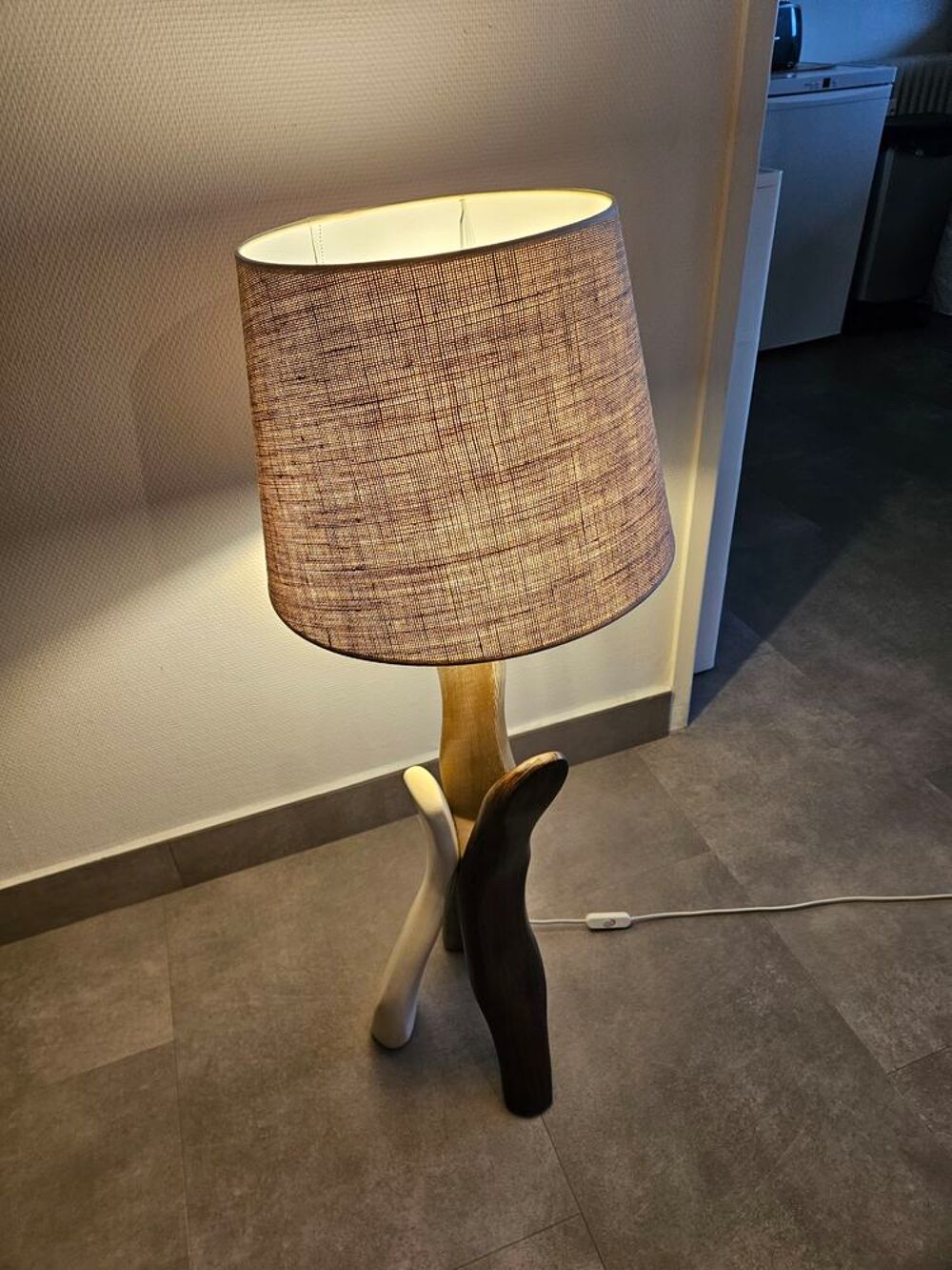Lampe de table tr&eacute;pied en bois avec abat-jour beige Dcoration