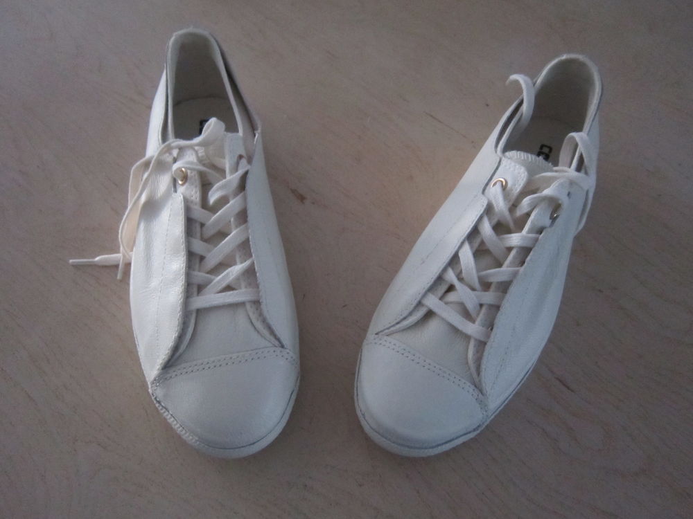 Une paire de chaussures (tennis Converse Chaussures