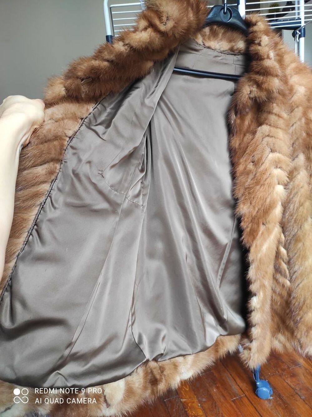 Manteau de fourrure vison dor&eacute;, motifs chevrons Vtements