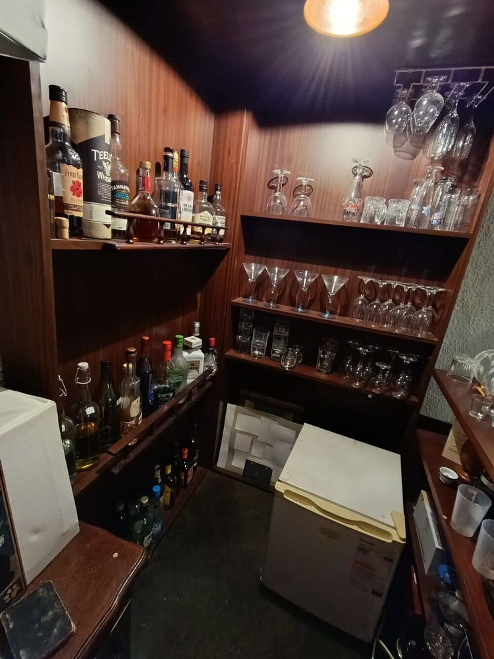 Bar &agrave; l'ancienne avec 2 tabourets Décoration