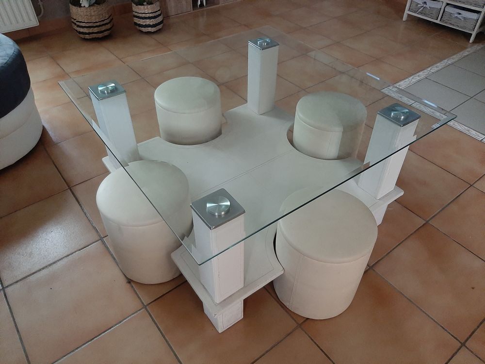 table basse moderne blanche avec plateau en verre et 4 poufs Meubles