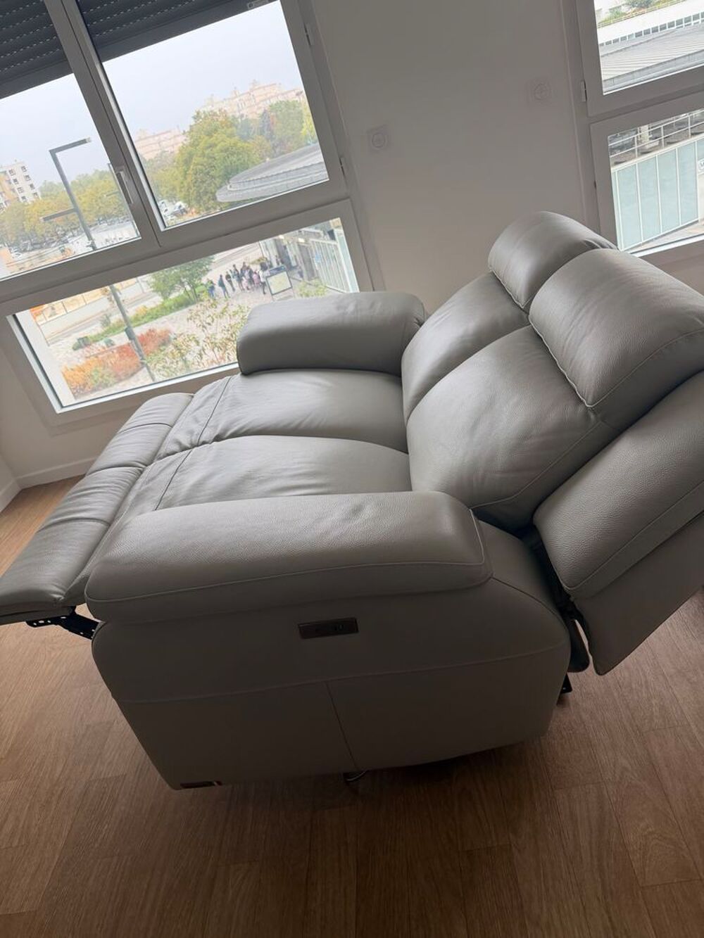Canap&eacute; poltronesofa cuir beige quasi neuf Meubles