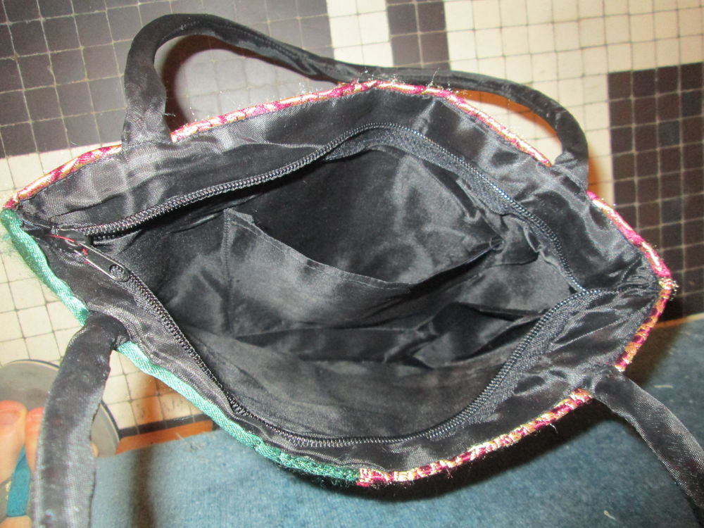 Sac &agrave; main en soie vert or et rouge motifs asiatiques Maroquinerie