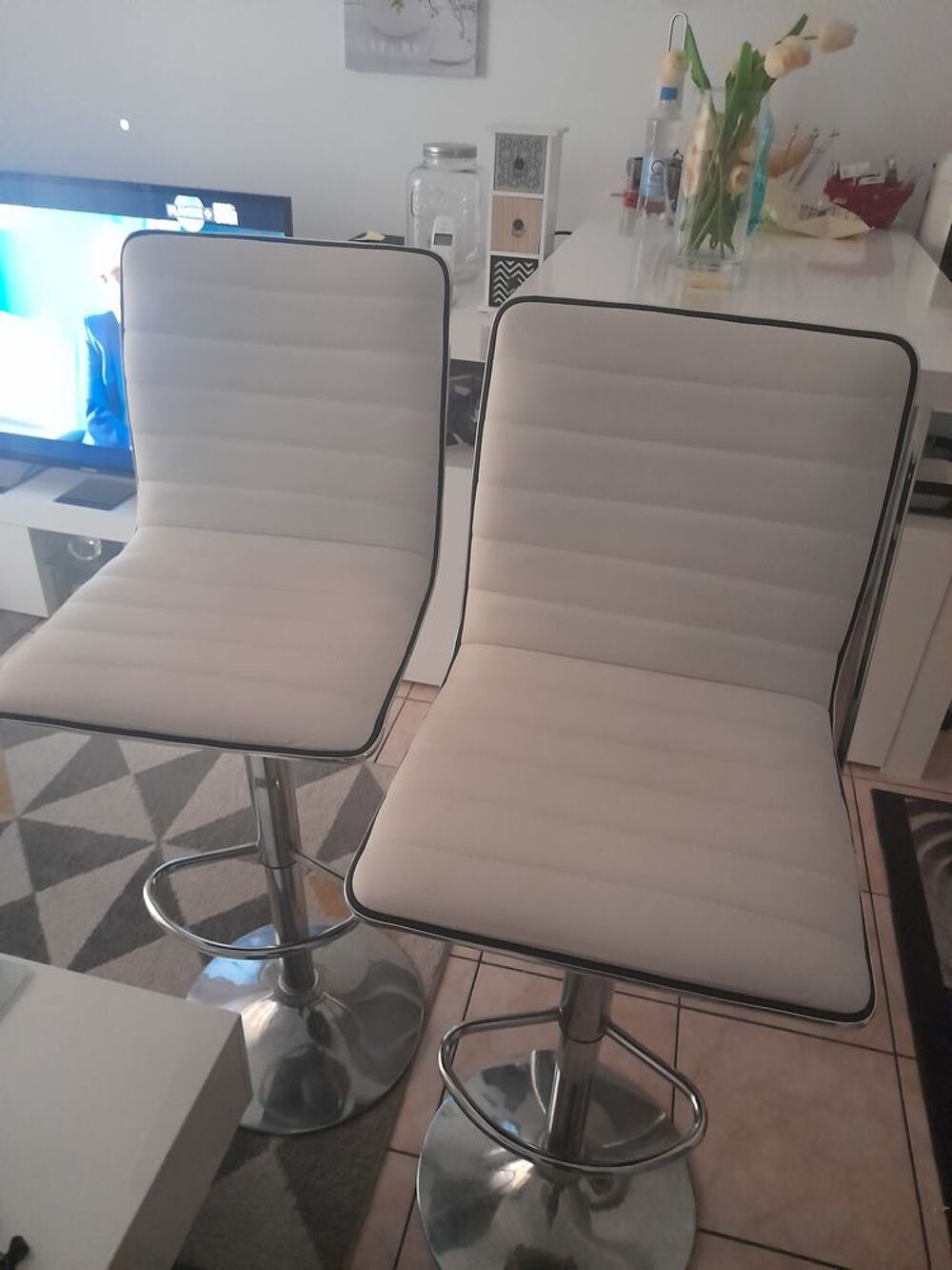 2 chaises de bar blanches et gris m&eacute;tal Meubles