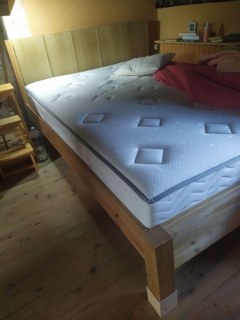 lit ch&ecirc;ne clair 140/190 quasi neuf Meubles