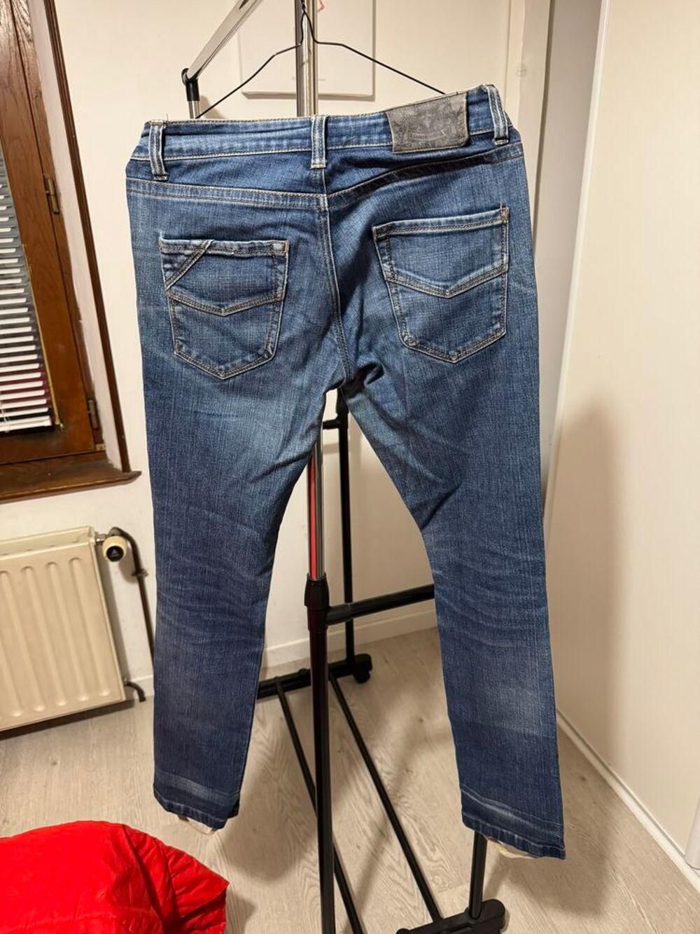 ? Jean slim Zadig &amp; Voltaire taille 36 ? logo Peace clous Vêtements