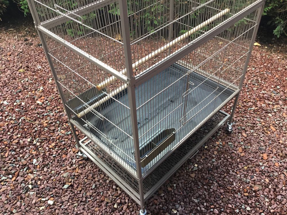 Grande cage m&eacute;tallique sur roulettes Jardin