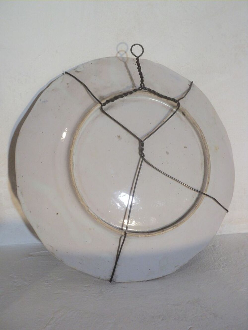 Assiette Fa&iuml;ence Vieux Rouen.
Décoration