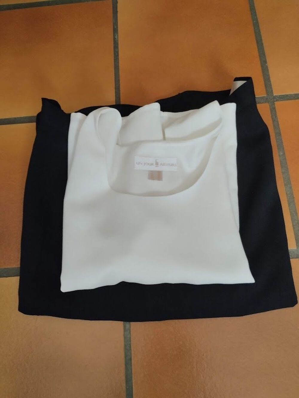Ensemble &eacute;l&eacute;gant Un Jour Ailleurs ? id&eacute;al c&eacute;r&eacute;monie&nbsp;
Vêtements