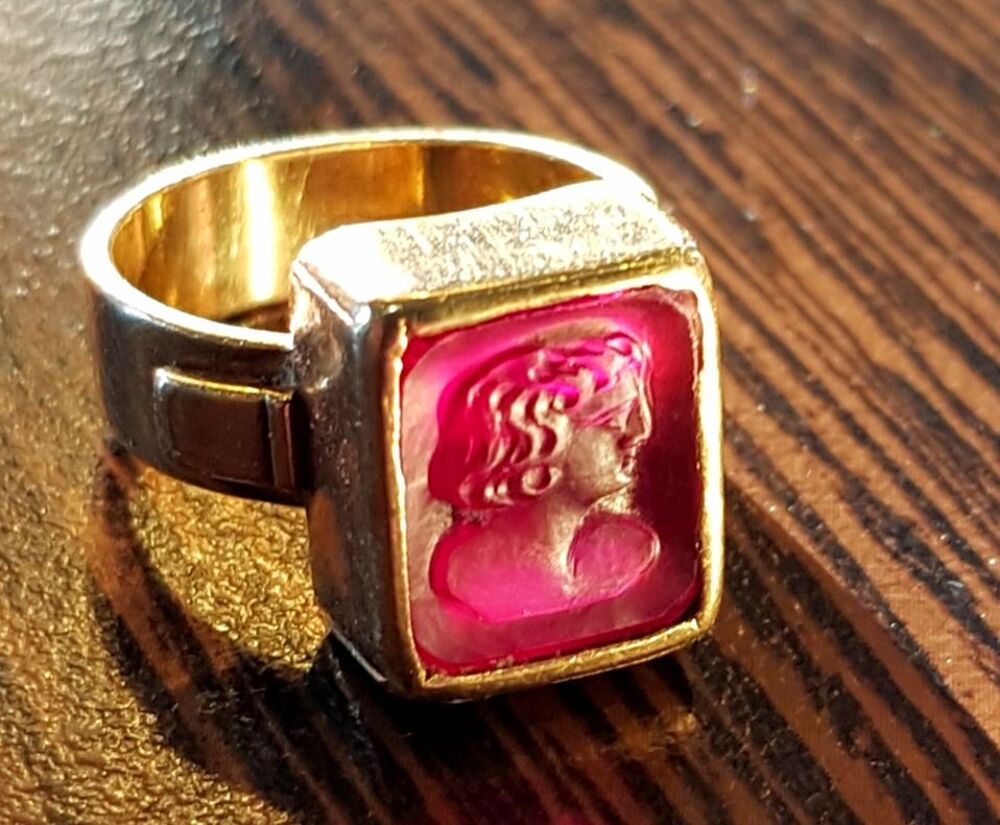 Anneau OR 18-20k avec rubis grav&eacute; en medaillon style antique Bijoux et montres