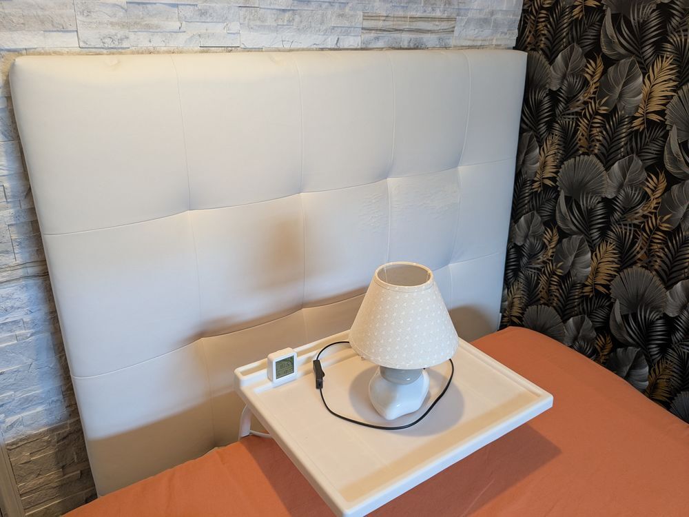 T&ecirc;te lit capitonn&eacute;e couleur blanc pour lit 140cms Meubles
