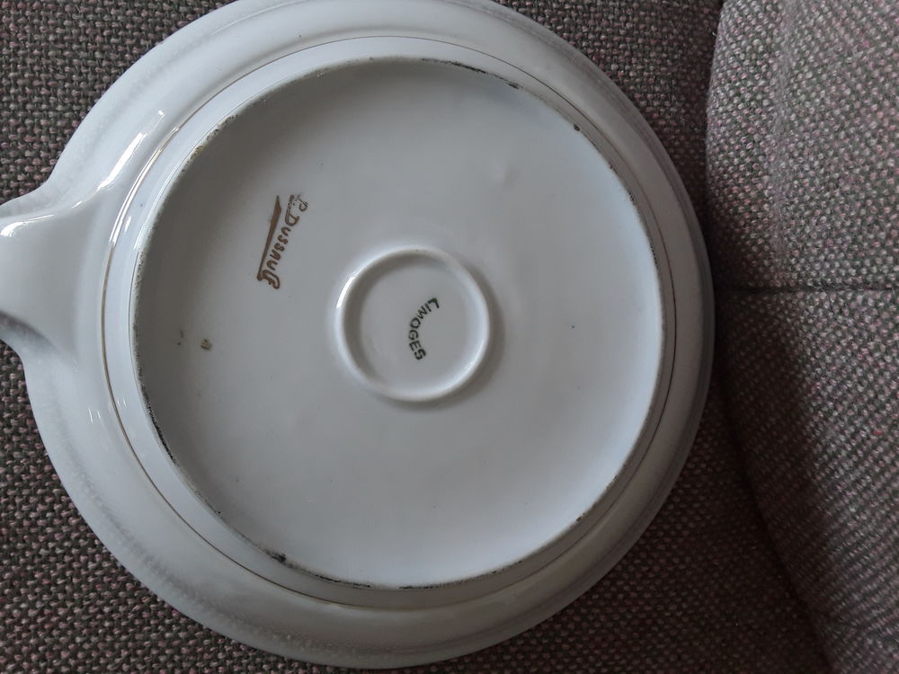 Tr&egrave;s belle assiette en porcelaine fine .
Décoration