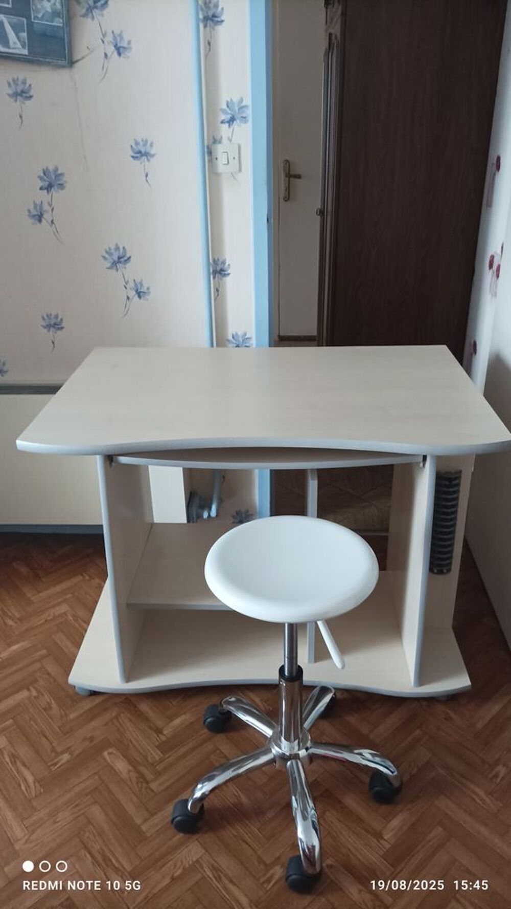 Bureau et tabouret -pratique et &eacute;l&eacute;gant Meubles
