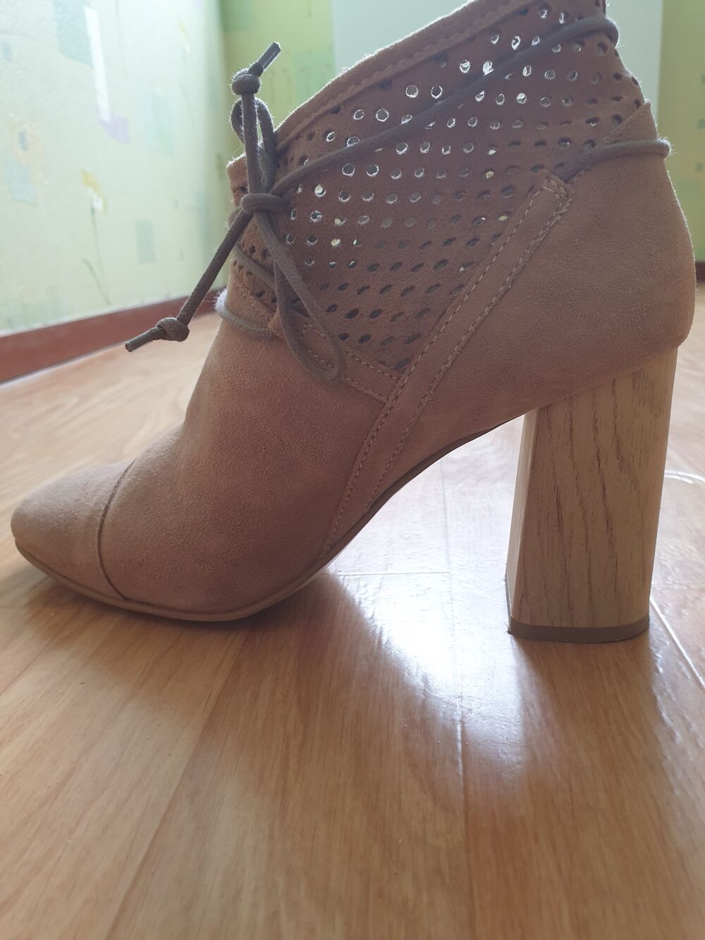Bottines en daim beige pointure 41. Chaussures