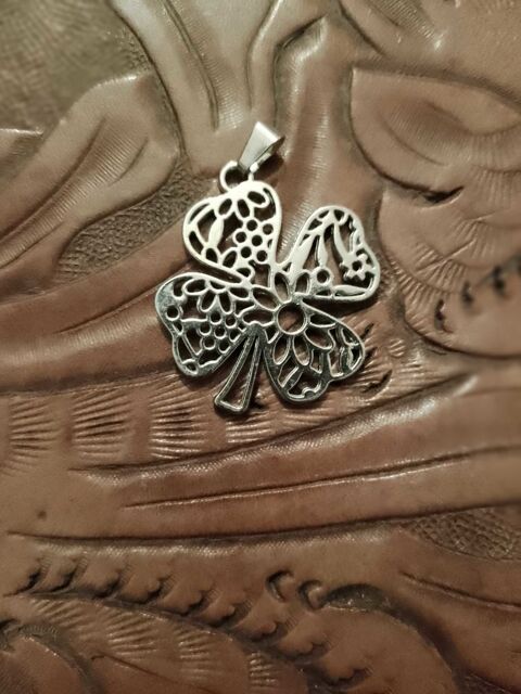 pendentif tr�fle en m�tal argent� neuf. 4 Carqueiranne (83)