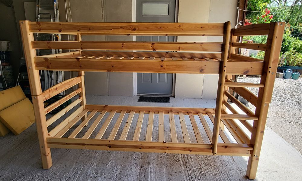 Lits superpos&eacute;s d&eacute;montables en pin + matelas + couettes Meubles