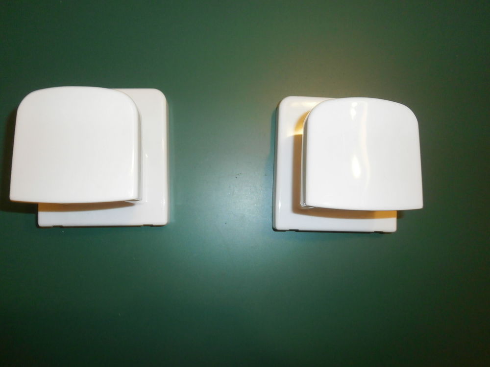 2 pat&egrave;res blanches &agrave; 1 t&ecirc;te plastique Décoration
