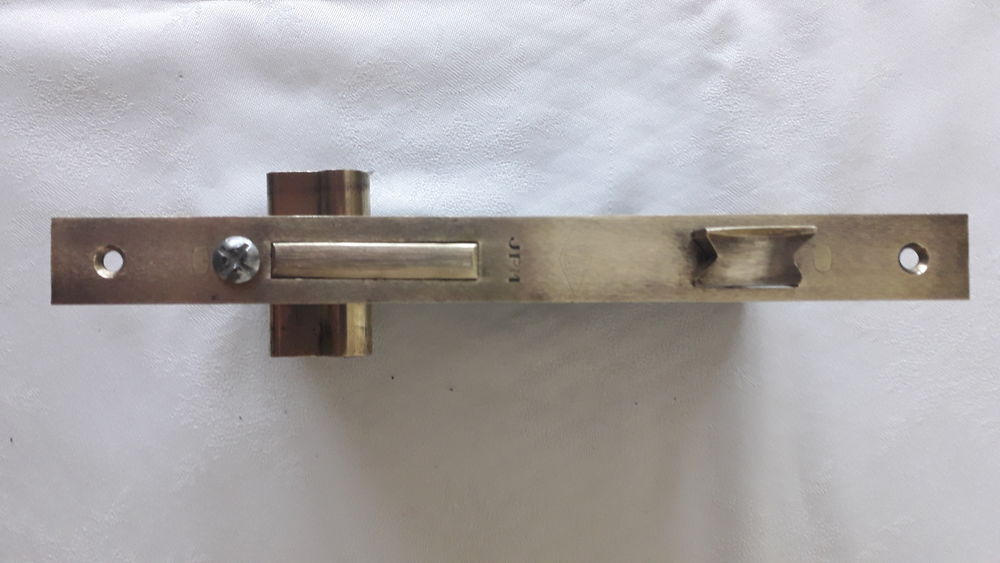 Serrure &agrave; encastrer
Bricolage