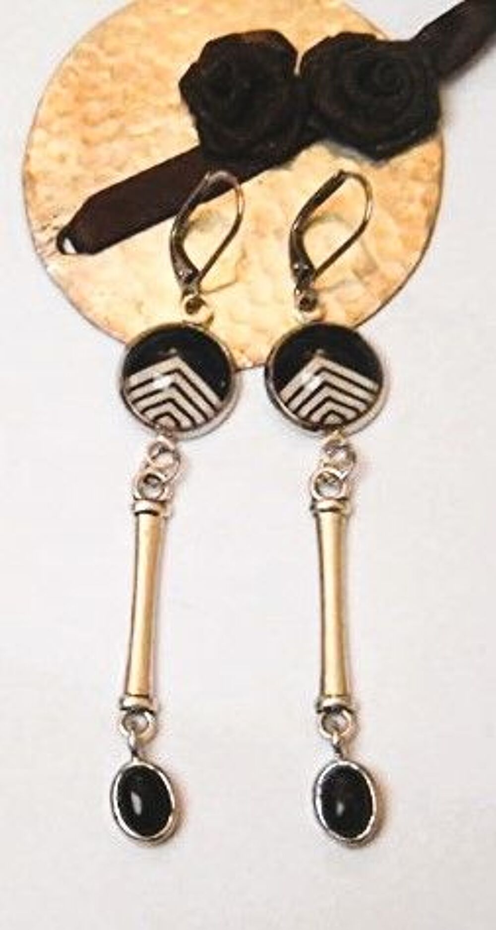 Boucles d'oreilles pendantes, laiton argent&eacute;, verre
Bijoux et montres