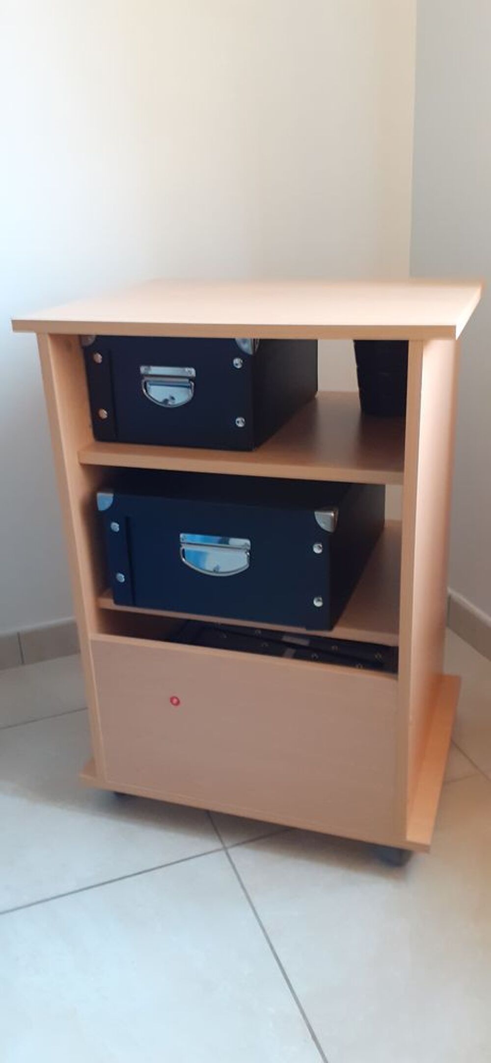 Meuble d'appoint &eacute;tag&egrave;res &agrave; roulettes
Meubles